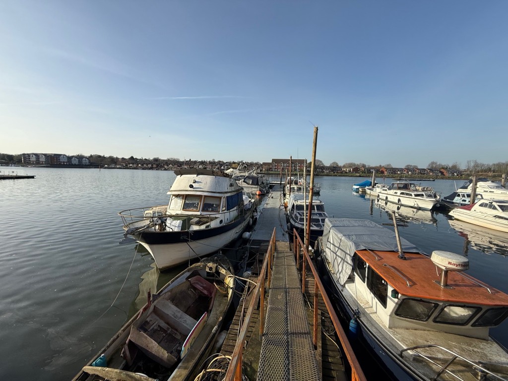 Lot: 99 - BOAT YARD WITH CONSENT FOR RESIDENTIAL DEVELOPMENT - View of pontoon across river Itchen
